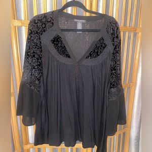 3X black detailed flowy top